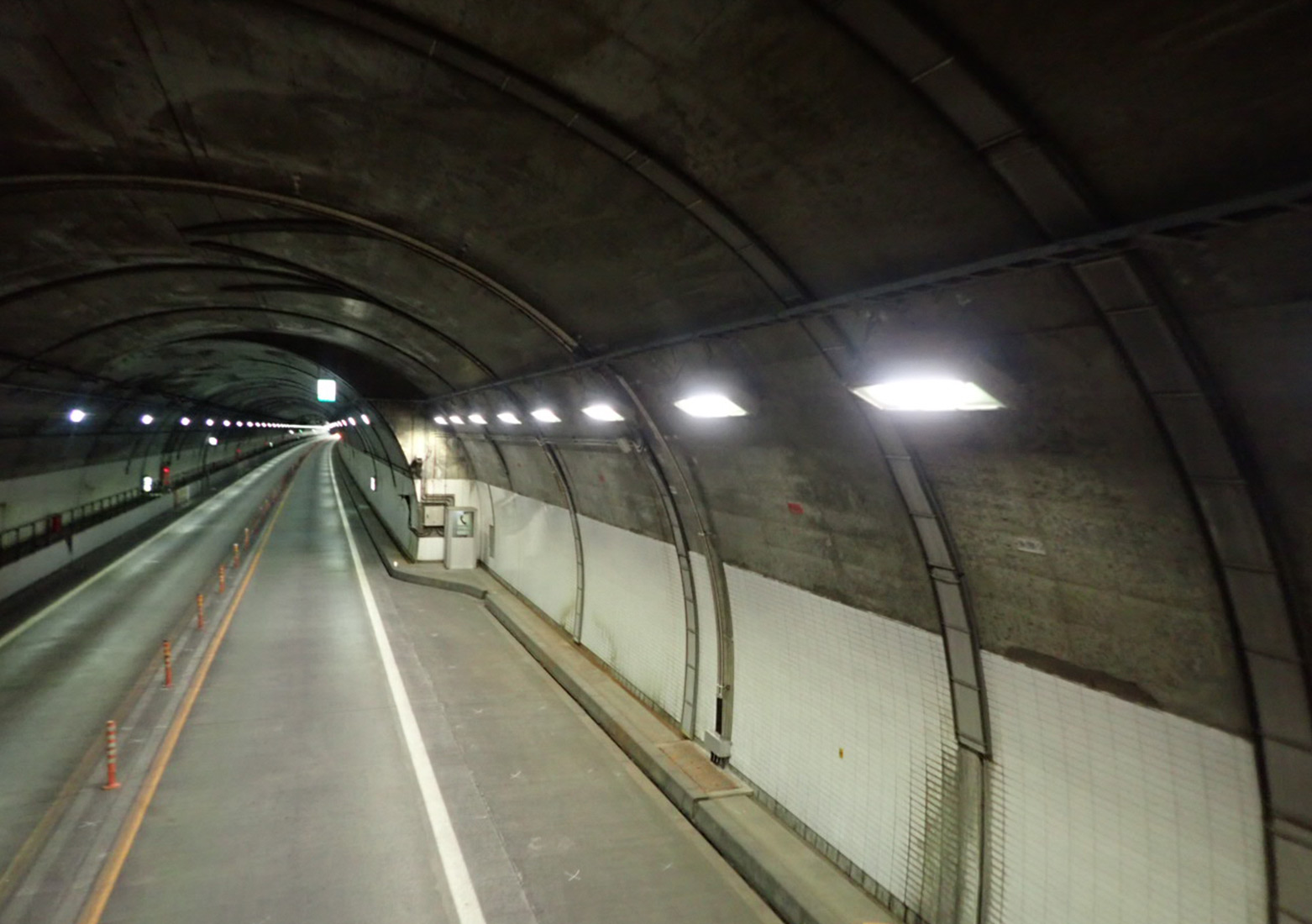 秋田自動車道和賀仙人トンネル照明設備更新工事